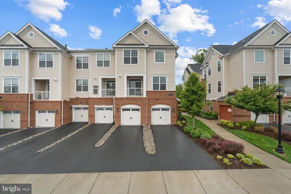 $530,000 | 23265 Milltown Knoll Square, Unit 114, Ashburn, VA 20148