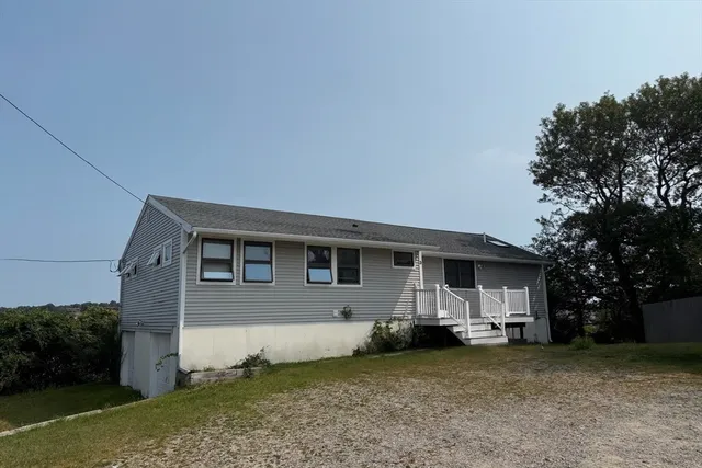 a view of a house with backyard