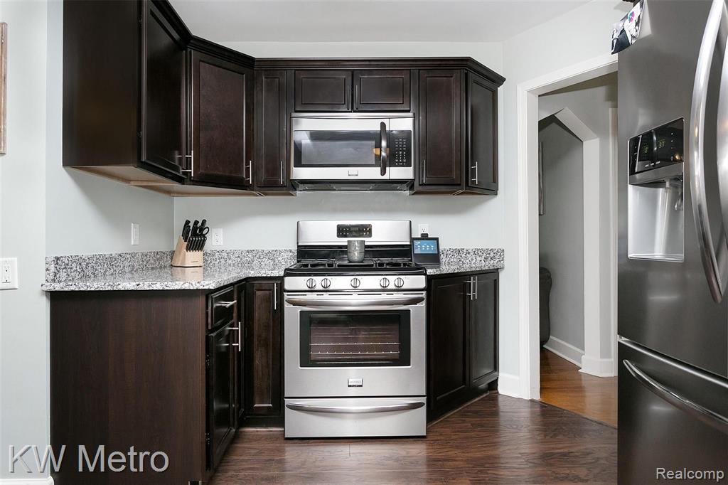 2369 Cambridge Road Berkley, MI 48072 - Photo 11 of 31