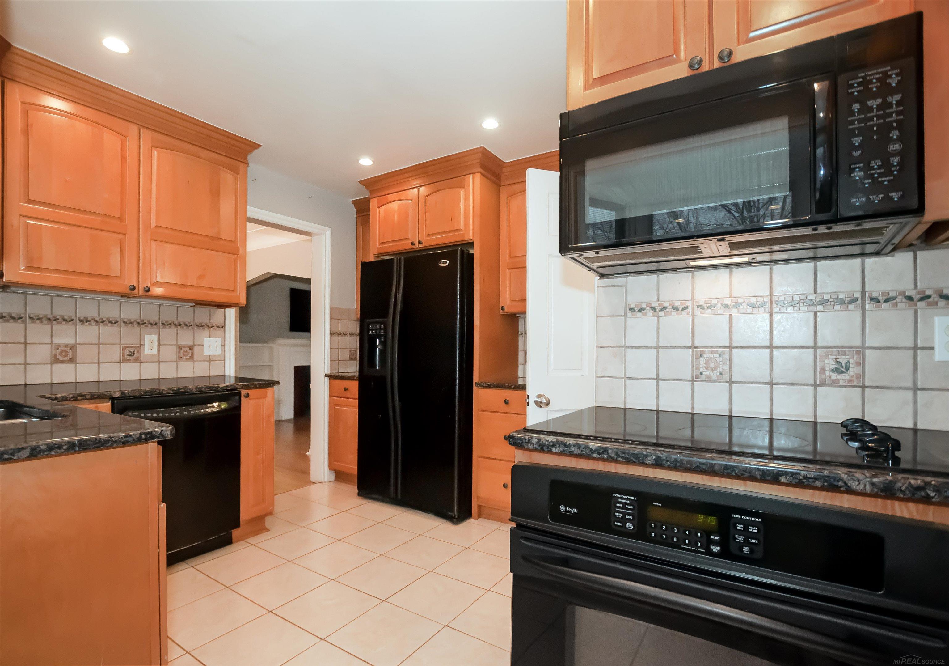 1891 Oxford Road Grosse Pointe, MI 48236 - Photo 15 of 34 50086280-14.JPG