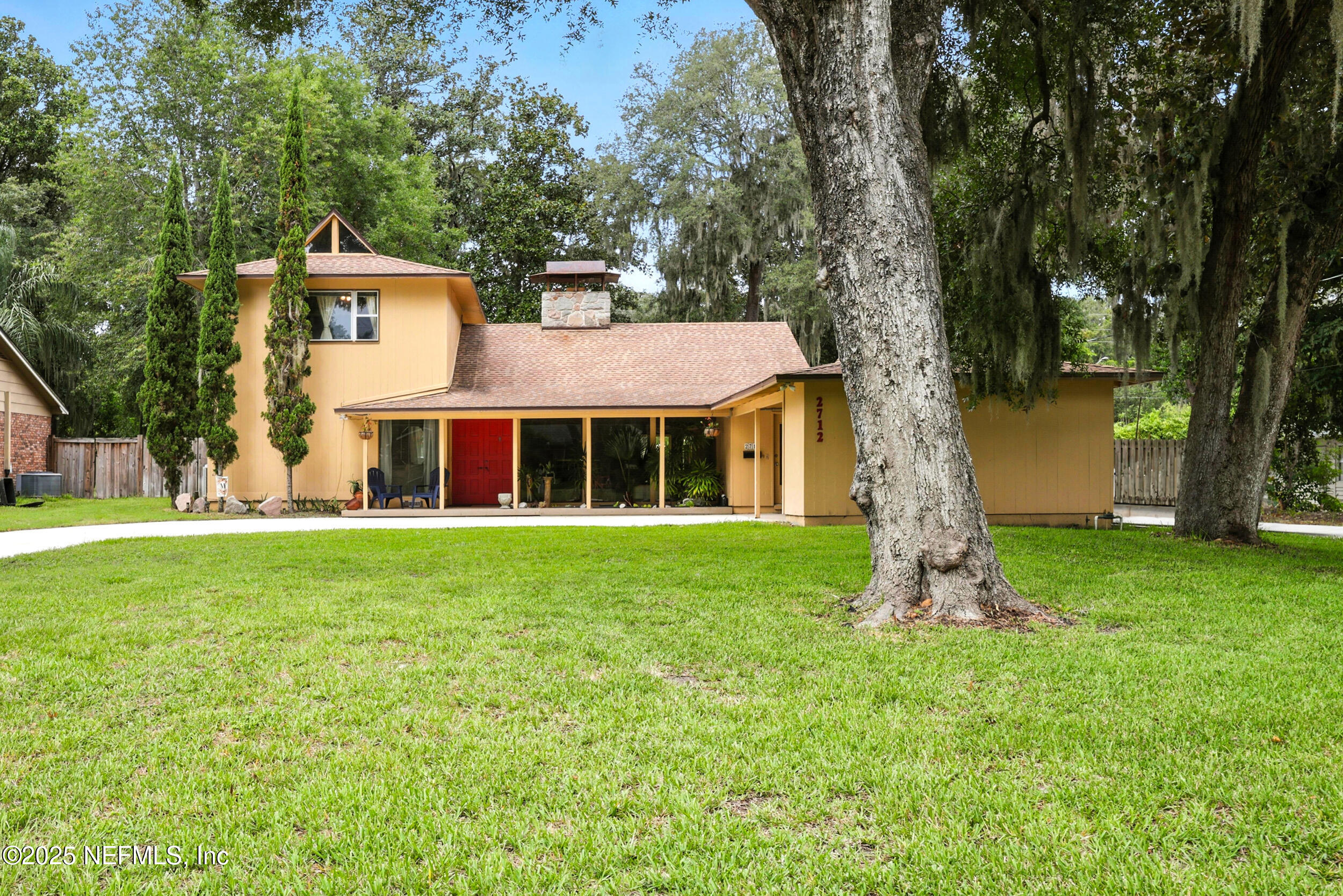 2712 Red Fox Road Orange Park, FL 32073 - Photo 2 of 30 a front view of a house with a garden