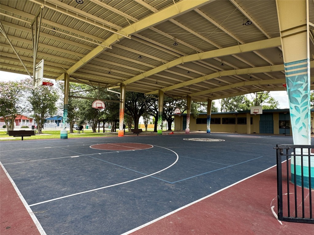 5510 Haight Street Houston, TX 77028 - Photo 23 of 26 a view of a indoor basketball court