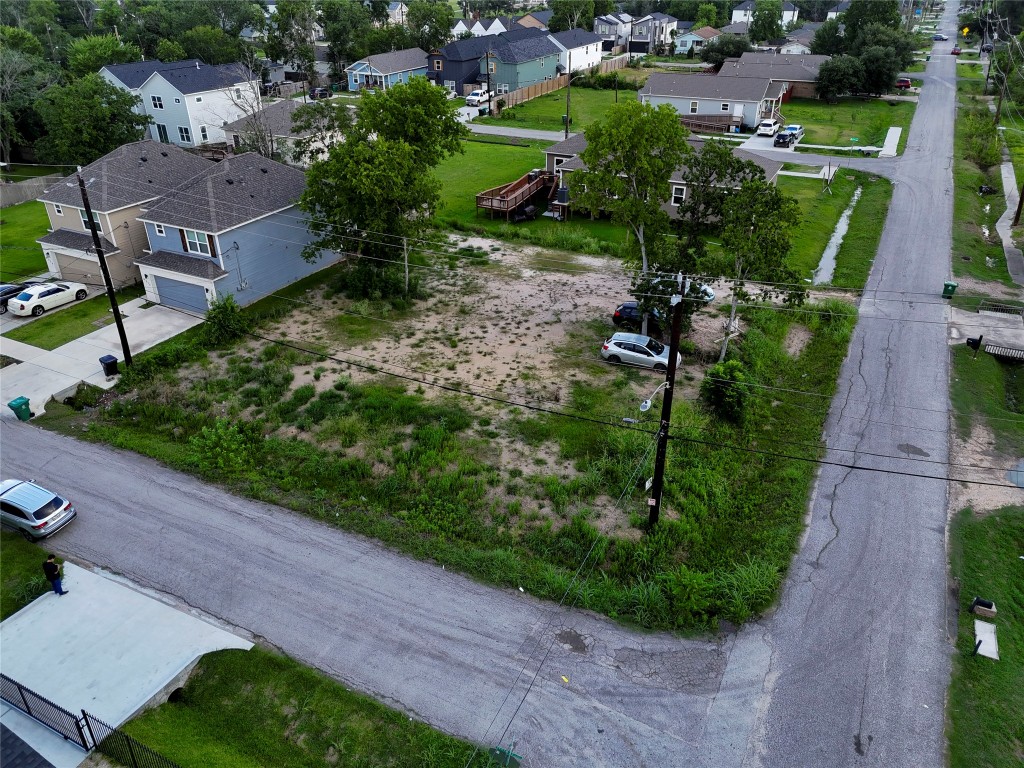 5510 Haight Street Houston, TX 77028 - Photo 3 of 26 a view of a garden with a house