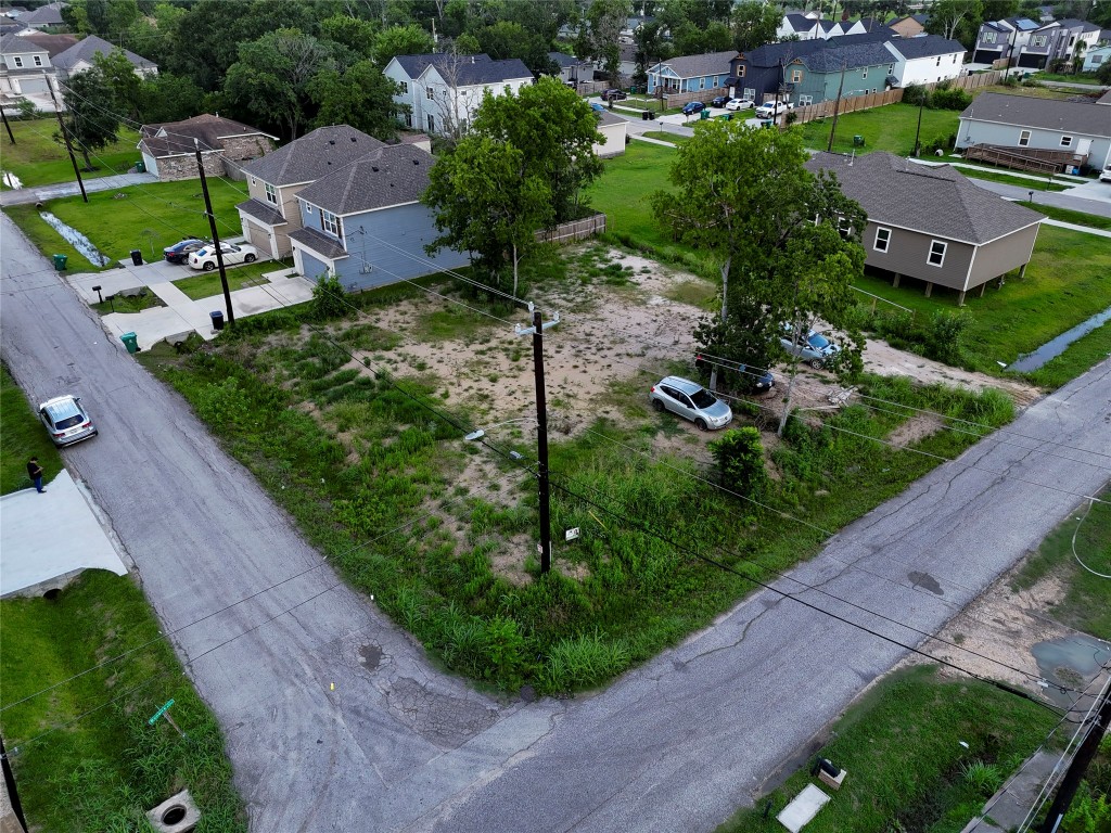 5510 Haight Street Houston, TX 77028 - Photo 4 of 26 a view of a garden with a house