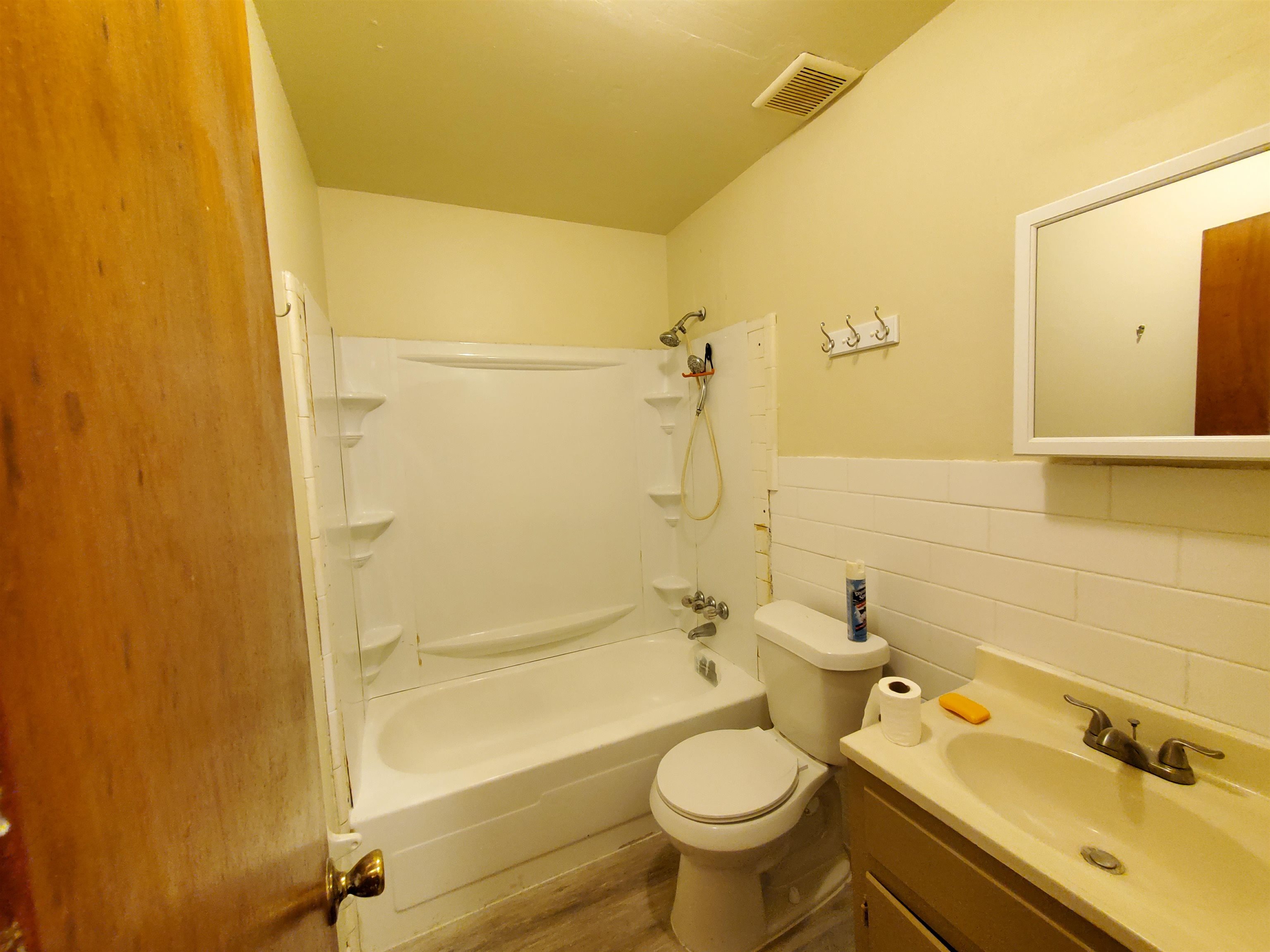 3440 Aaron Road Memphis, TN 38109 - Photo 8 of 16 a bathroom with a sink mirror toilet and bathtub