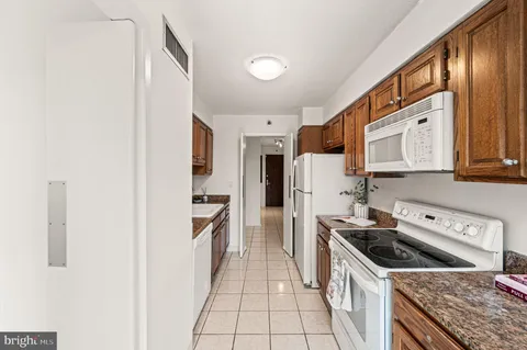 $560,000 | 2018 Walnut Street, Unit 5B, Philadelphia, PA 19103