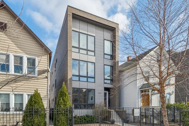 $899,000 | 1627 North Campbell Avenue, Unit 1, Chicago, IL 60647