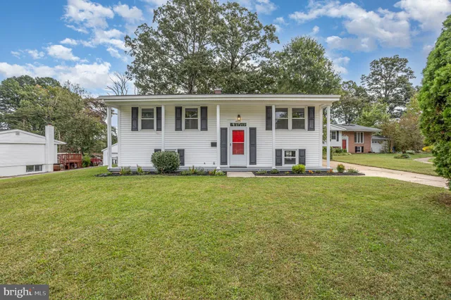 a view of a house with a backyard