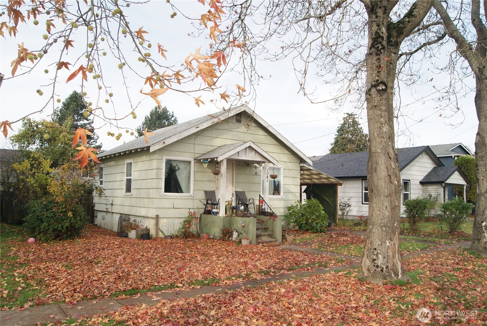 1041 7th Avenue Longview, WA 98632 - Photo 2 of 3 a view of a house with a yard