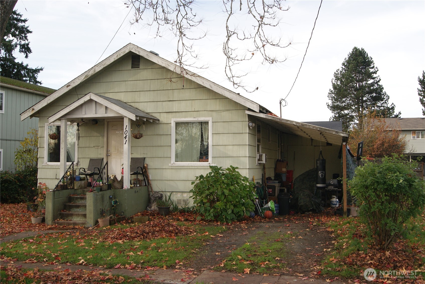 1041 7th Avenue Longview, WA 98632 - Photo 3 of 3 a front view of a house with garden