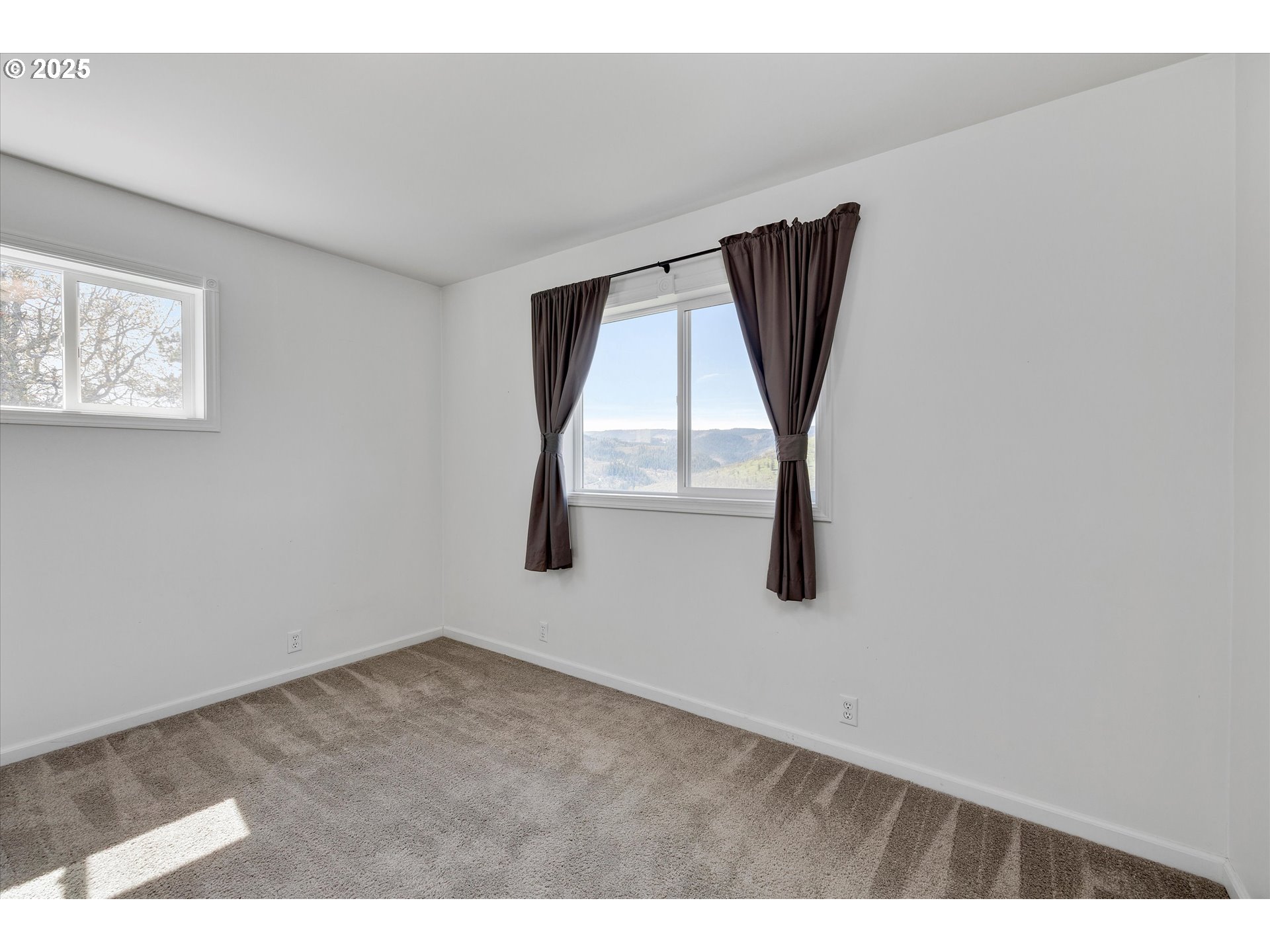 1805 Carroll Road Mosier, OR 97040 - Photo 27 of 45 a view of entryway