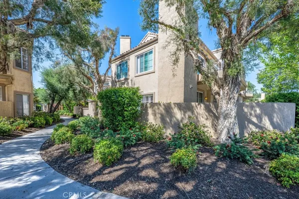 a view of entryway with a front yard