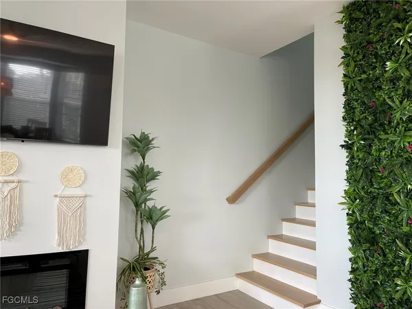 a view of entryway with furniture