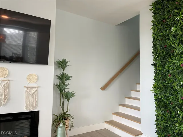 a view of entryway with furniture