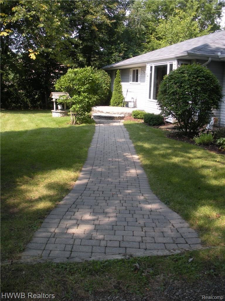 885 Beryl Court Rochester, MI 48307 - Photo 2 of 30 Walk up to front of house