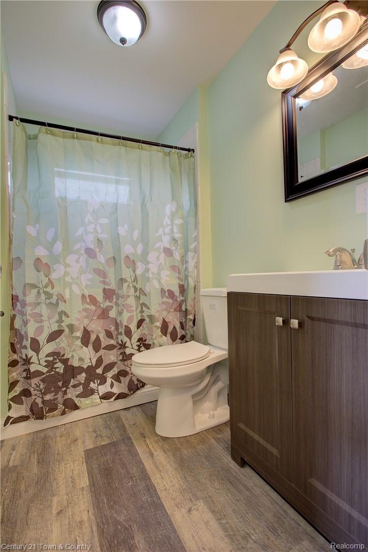 97 West Kennett Road Pontiac, MI 48340 - Photo 26 of 32 11.jpg Upper Level Full Bath