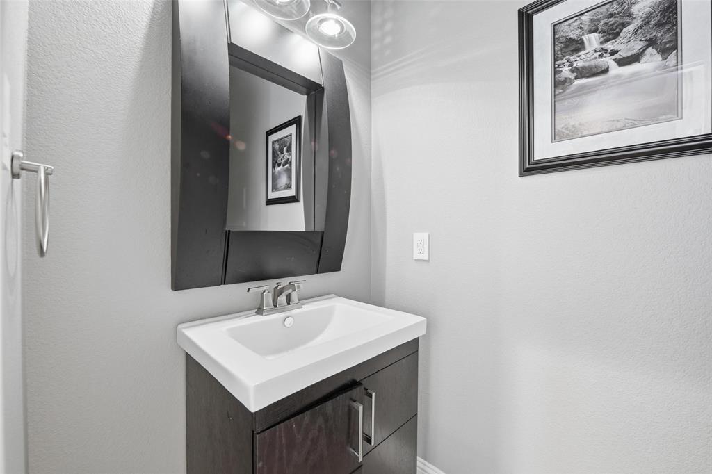 722 East 1st Street Fort Worth, TX 76102 - Photo 12 of 30 Guest bathroom.