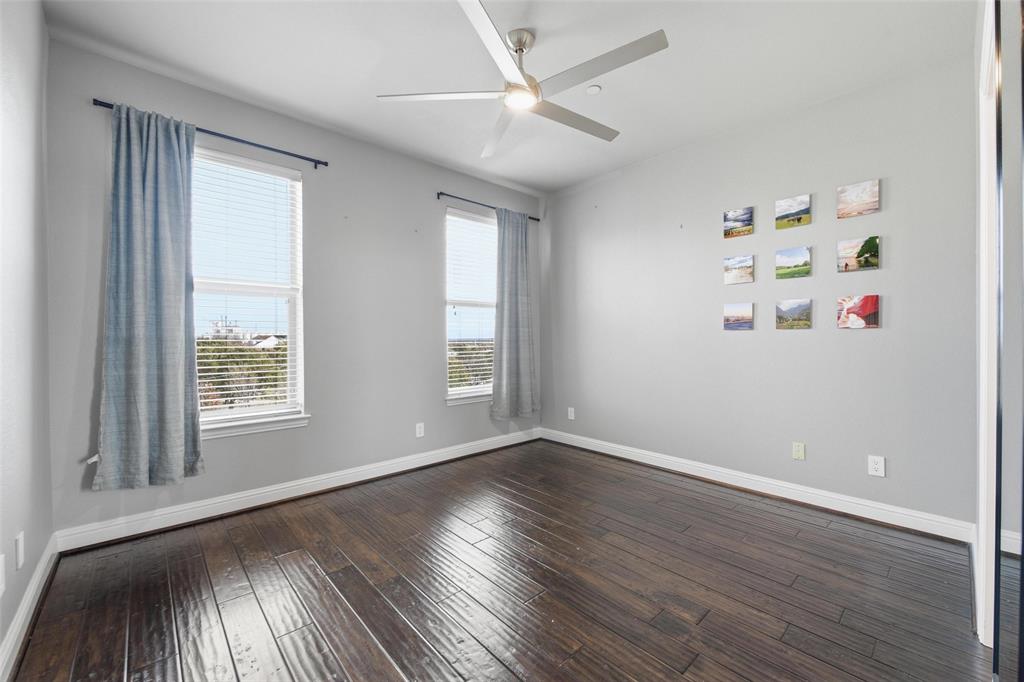 722 East 1st Street Fort Worth, TX 76102 - Photo 19 of 30 Spacious secondary bedroom with ensuite bathroom and a sizeable walk-in closet.