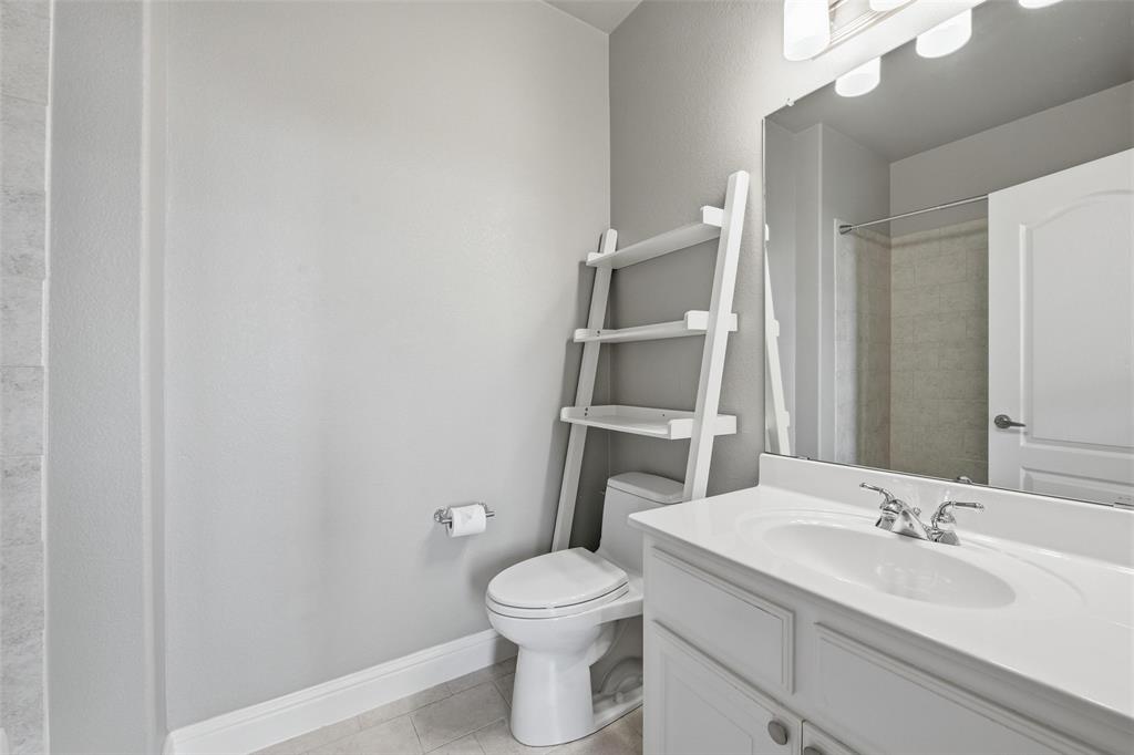722 East 1st Street Fort Worth, TX 76102 - Photo 21 of 30 Ensuite bathroom to secondary bedroom.