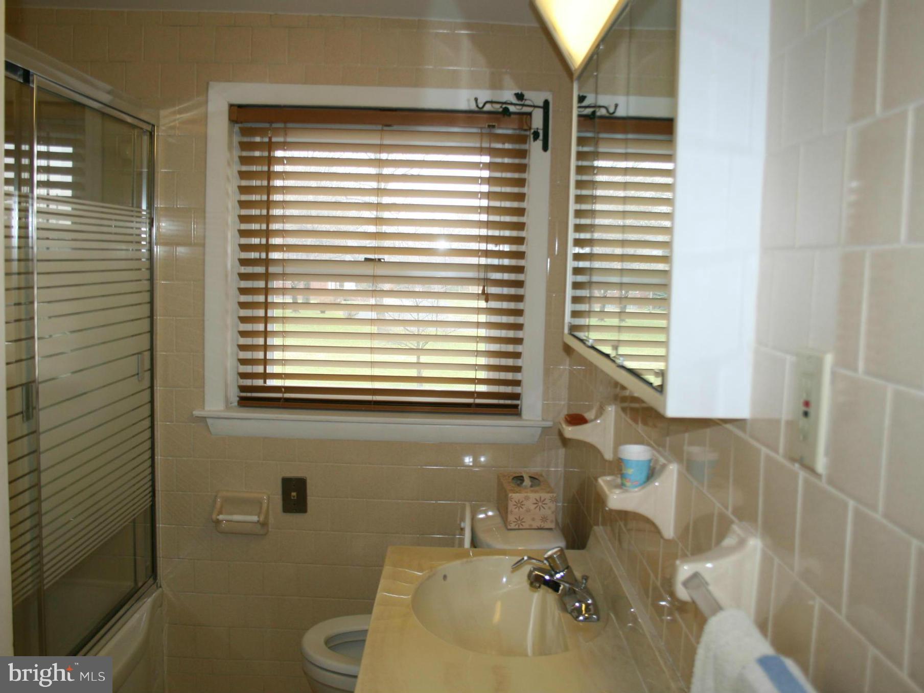 2700 Kirkleigh Road Baltimore, MD 21222 - Photo 13 of 24 Bath