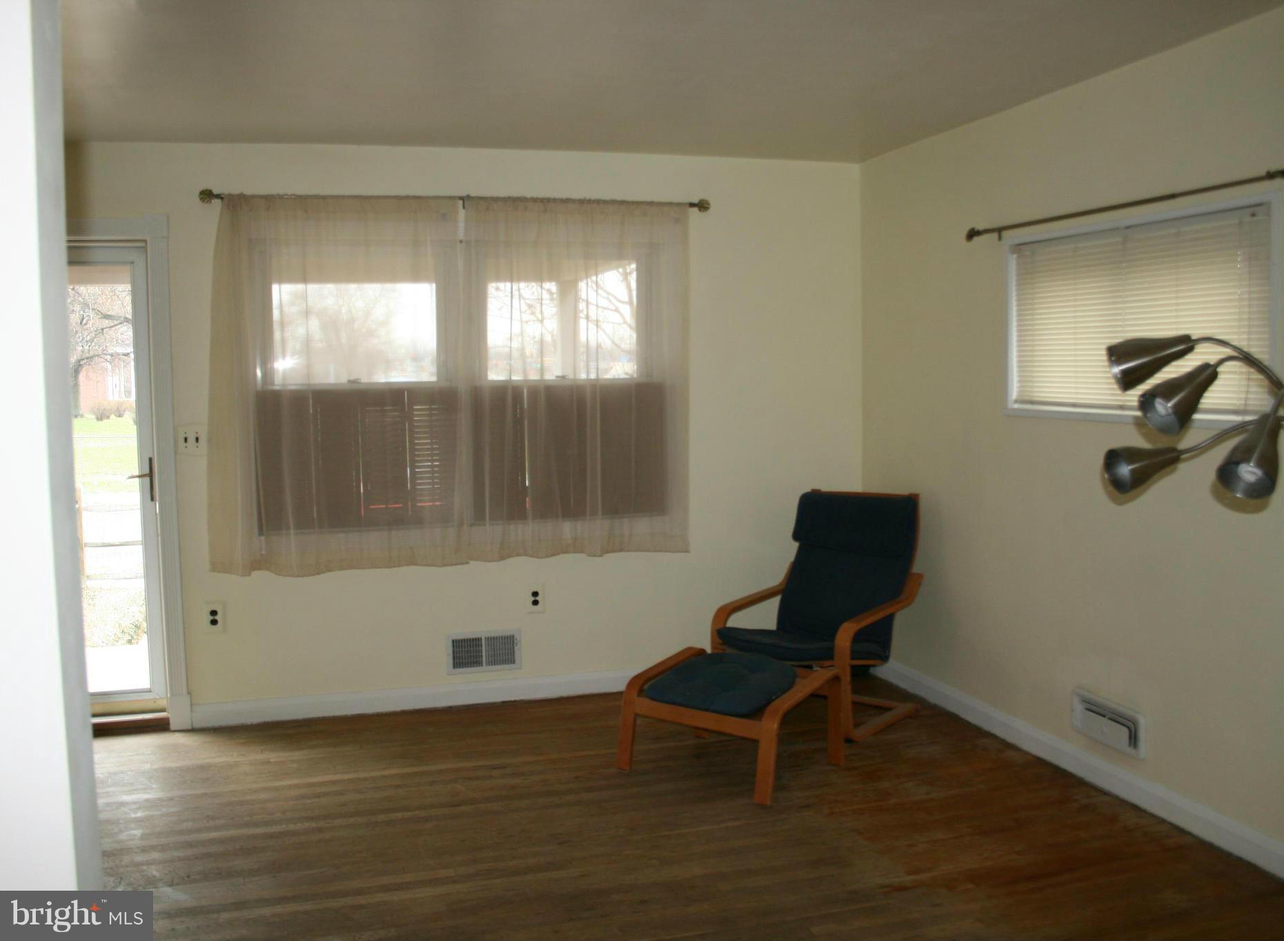 2700 Kirkleigh Road Baltimore, MD 21222 - Photo 6 of 24 Living Room