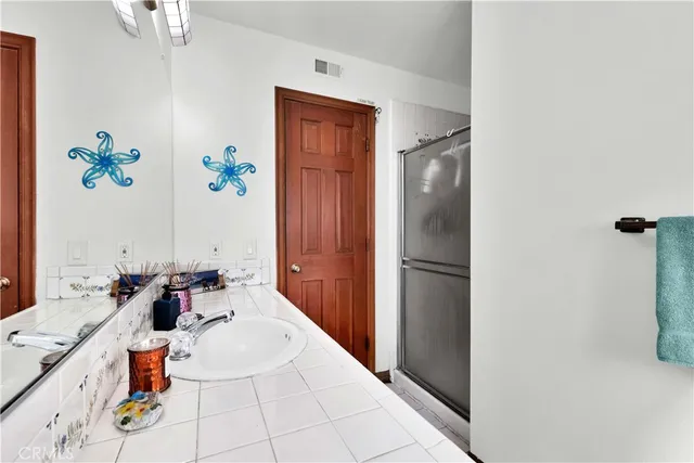 a en suite bathroom with a double vanity sink and a mirror