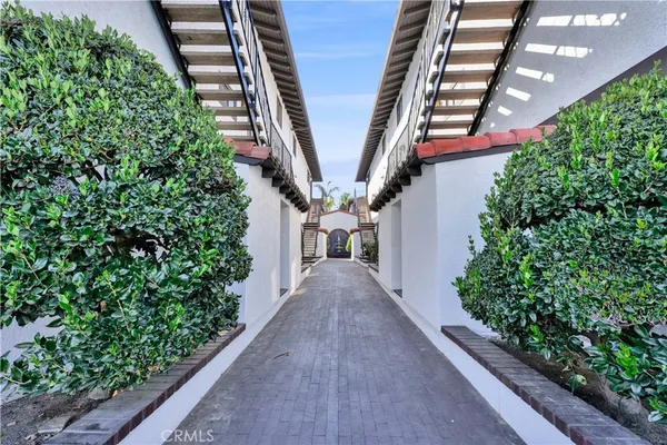 a view of a pathway in outside of the house