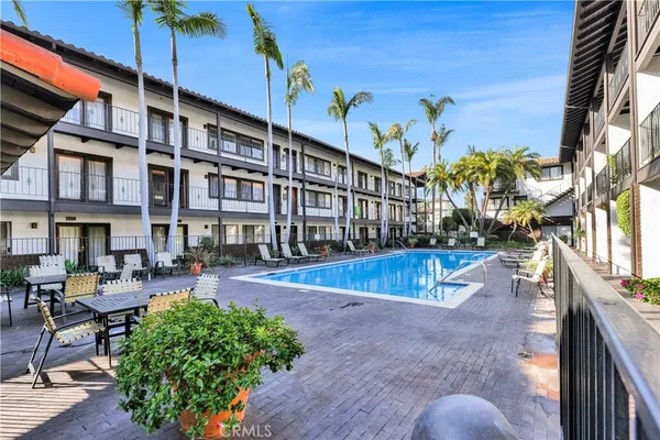 a view of a pathway along the building