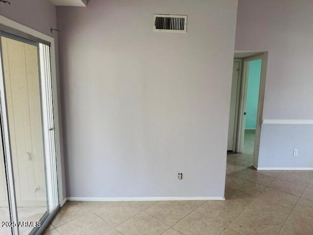 4044 East Carson Road Phoenix, AZ 85042 - Photo 12 of 22 an empty room with window