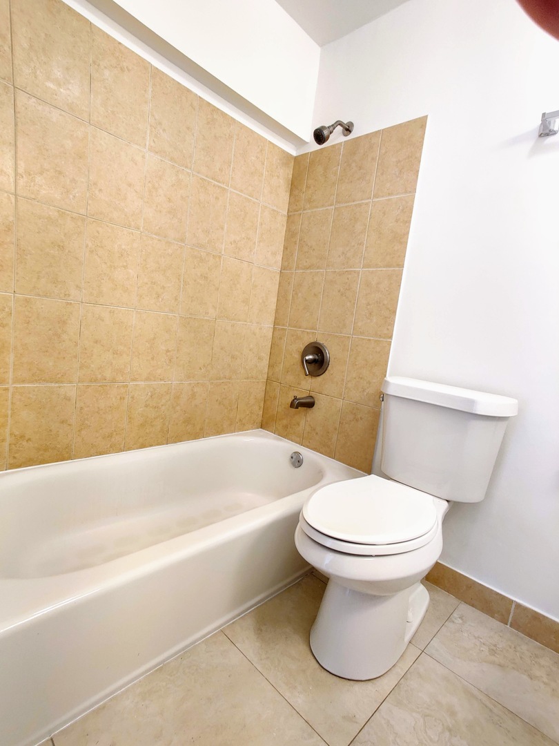 5445 North Sheridan Road, Unit 2504 Chicago, IL 60640 - Photo 19 of 37 a bathroom with a toilet and a bathtub