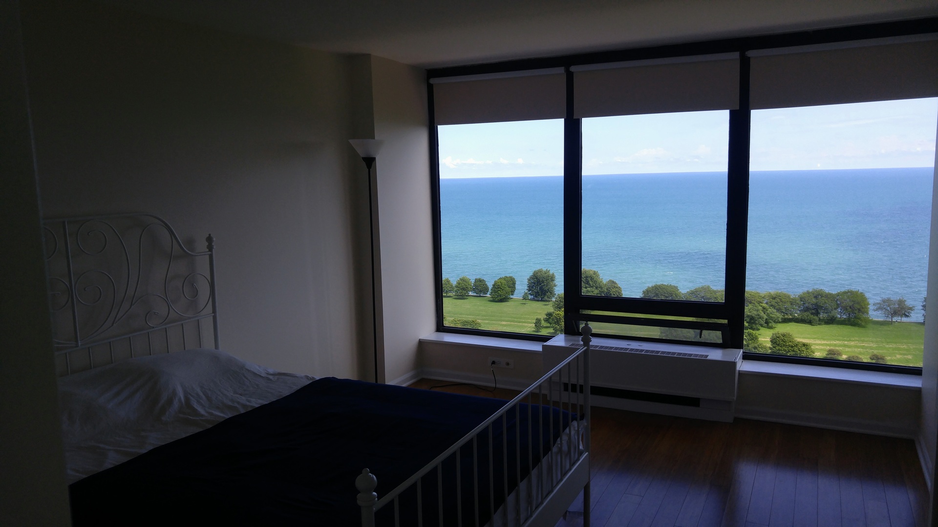 5445 North Sheridan Road, Unit 2504 Chicago, IL 60640 - Photo 24 of 37 a room with a bed and a large window