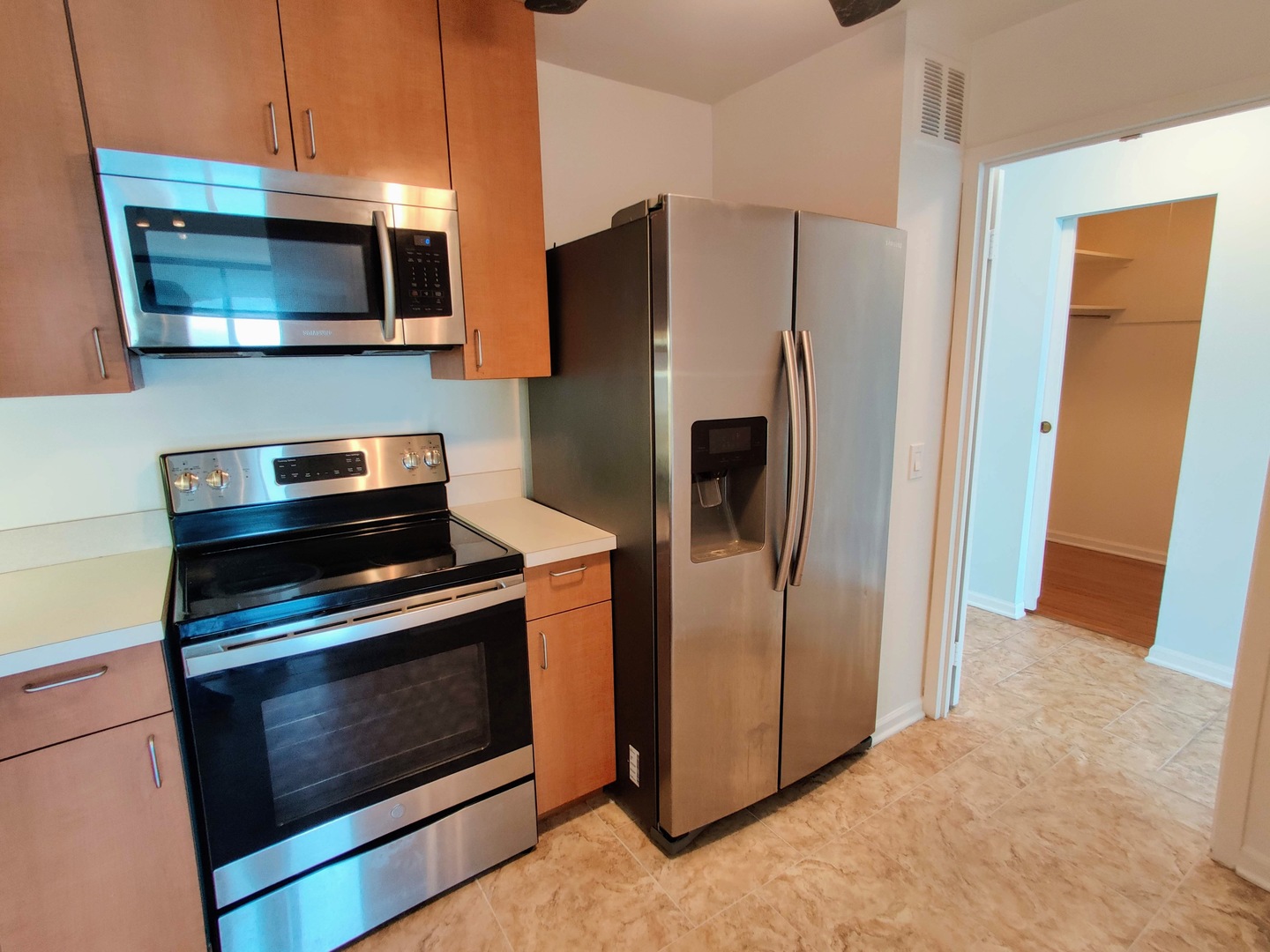 5445 North Sheridan Road, Unit 2504 Chicago, IL 60640 - Photo 10 of 37 a kitchen with a refrigerator stove and microwave