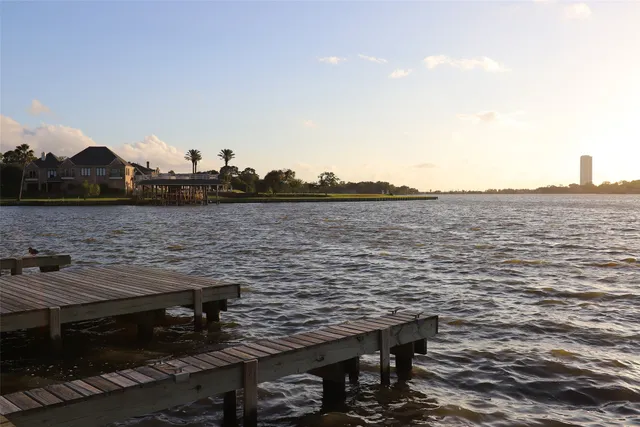 $2,300 | 307 Whitecap Drive, Seabrook, TX 77586