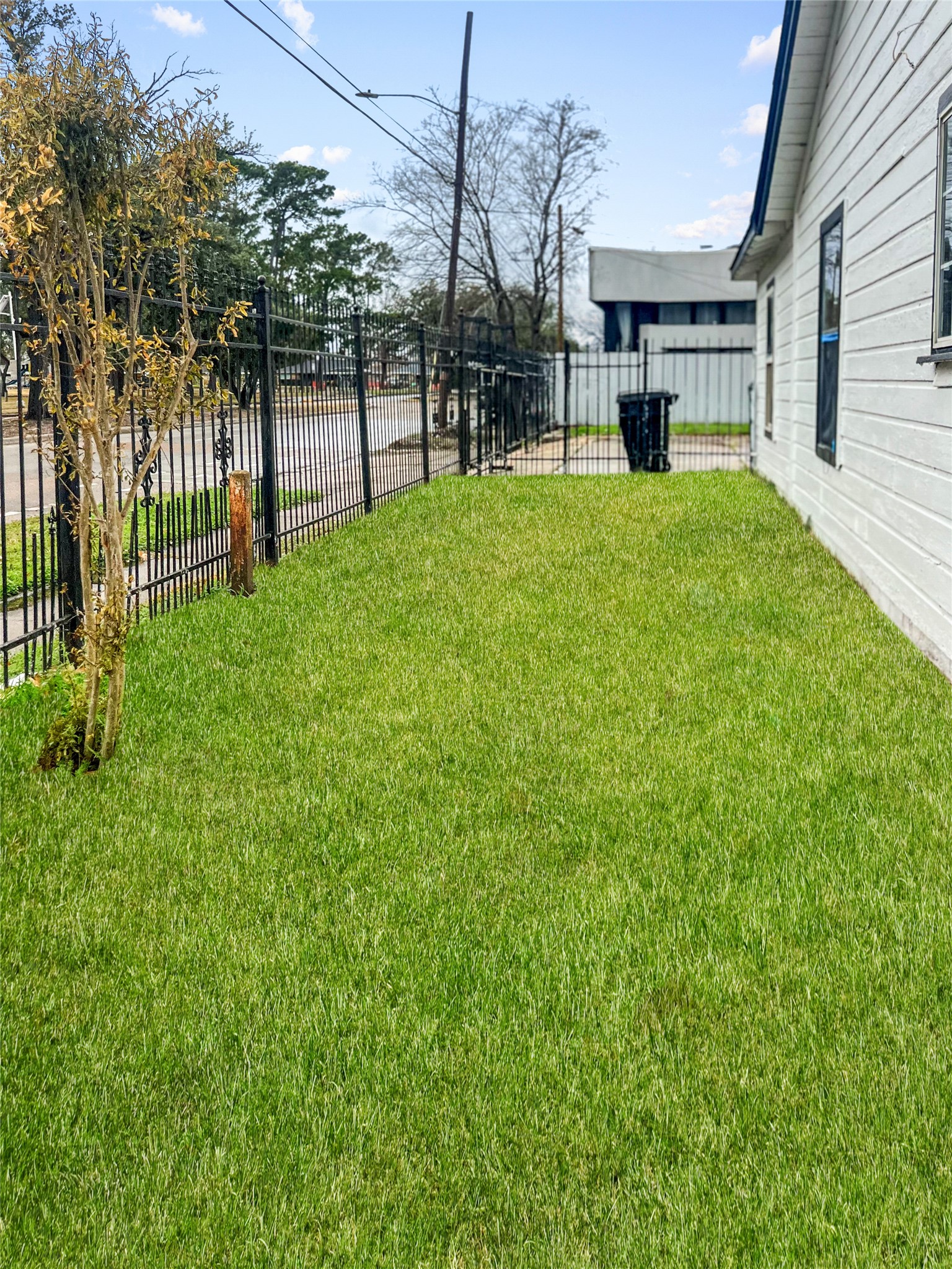 4803 Robertson Street Houston, TX 77009 - Photo 6 of 7 Gated yard