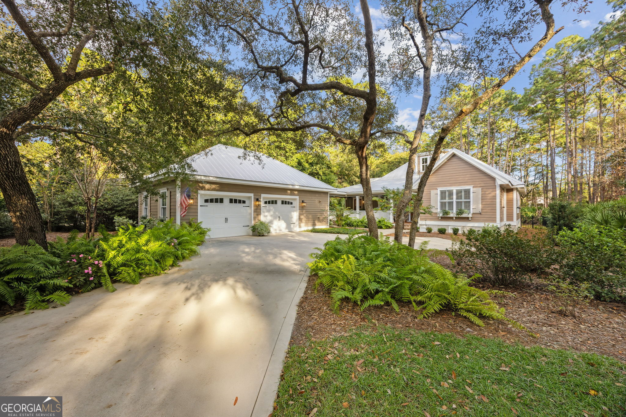 105 Spartina Court St. Marys, GA 31558 - Photo 4 of 95 a front view of a house with a garden