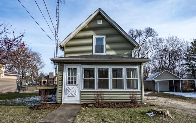 407 Maple Street Marengo, IL 60152 - Photo 1 of 24 a front view of a house with garden