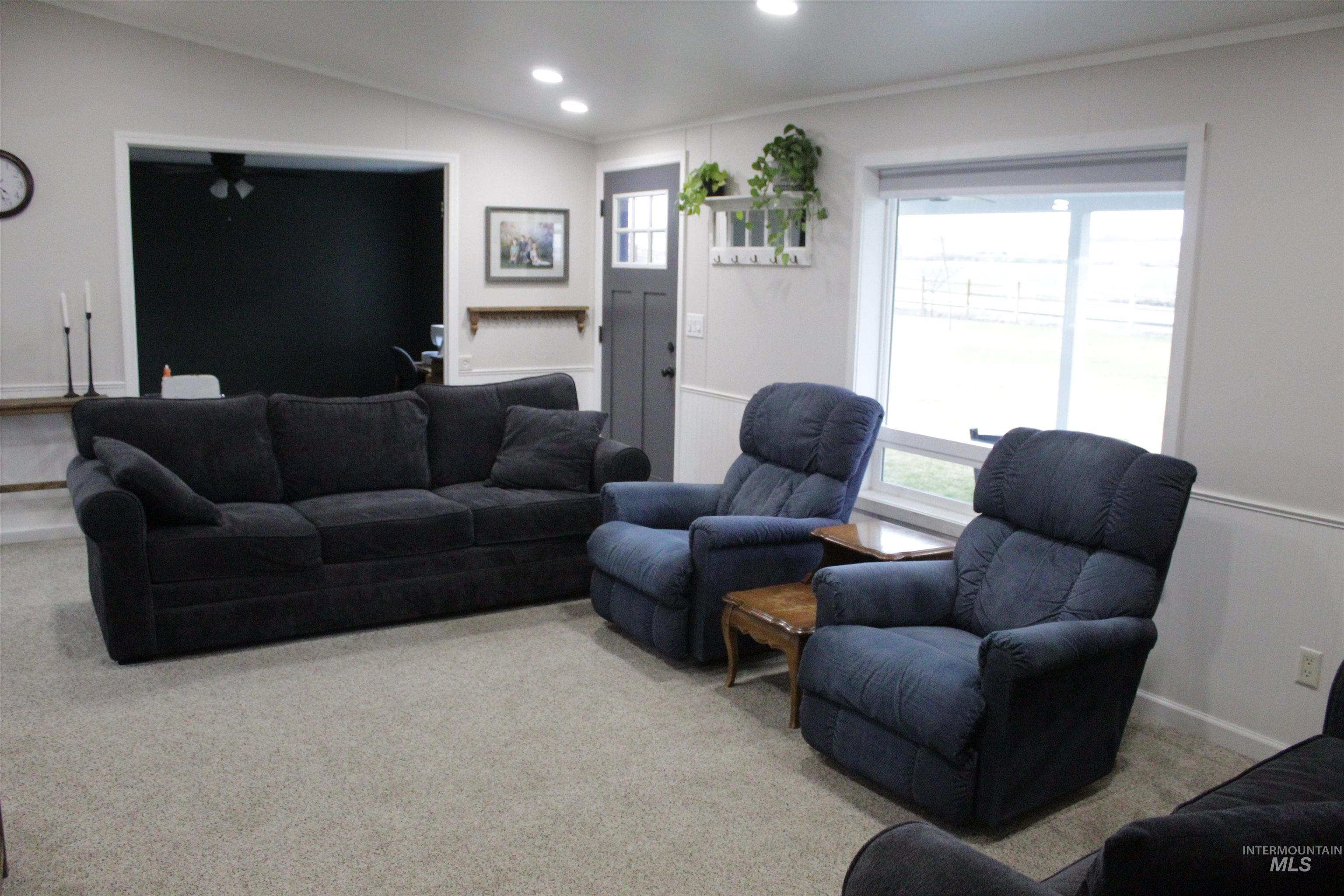 27520 Pearl Road Parma, ID 83660 - Photo 3 of 29 Carpeted living area featuring vaulted ceiling and recessed lighting