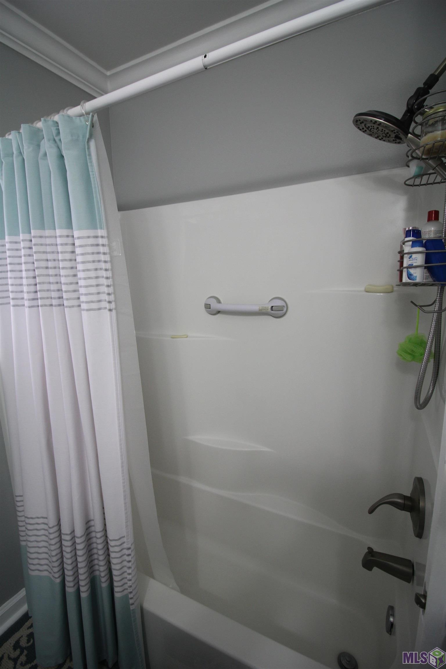 3020 Elgin Street Baton Rouge, LA 70805 - Photo 21 of 25 Full Tub with Overhead Shower