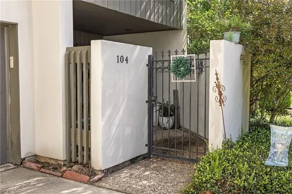$384,900 | 104 Tchefuncte Oaks Drive, Unit 104, Mandeville, LA 70471