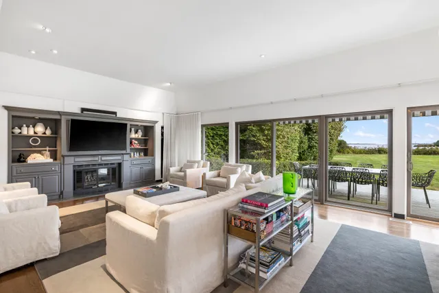 $3,395,000 | 7 Cove Point Court, Water Mill, NY 11976