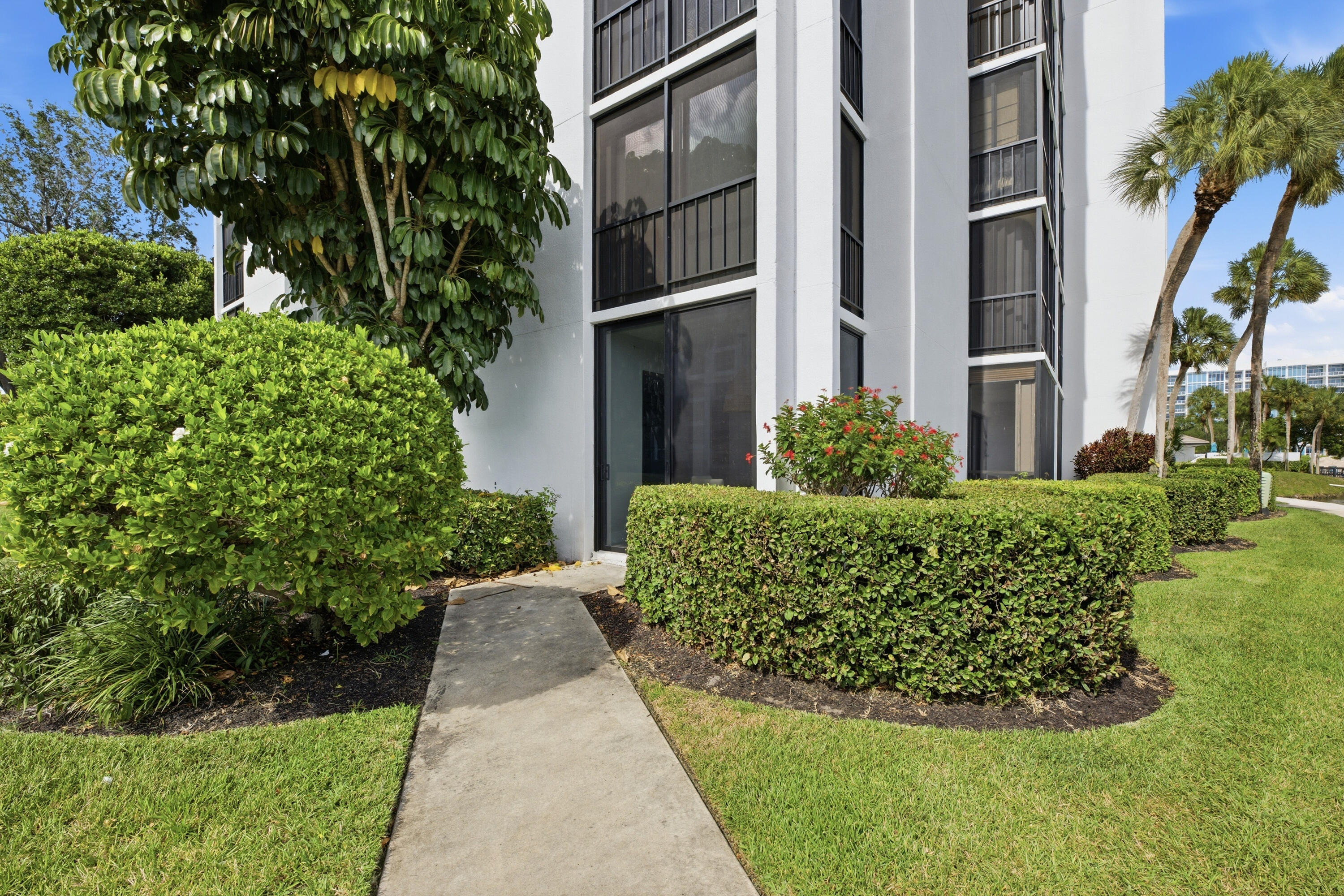 7768 Lakeside Boulevard, Unit 515 Boca Raton, FL 33434 - Photo 32 of 55 Sidewalk Access from Kitchen