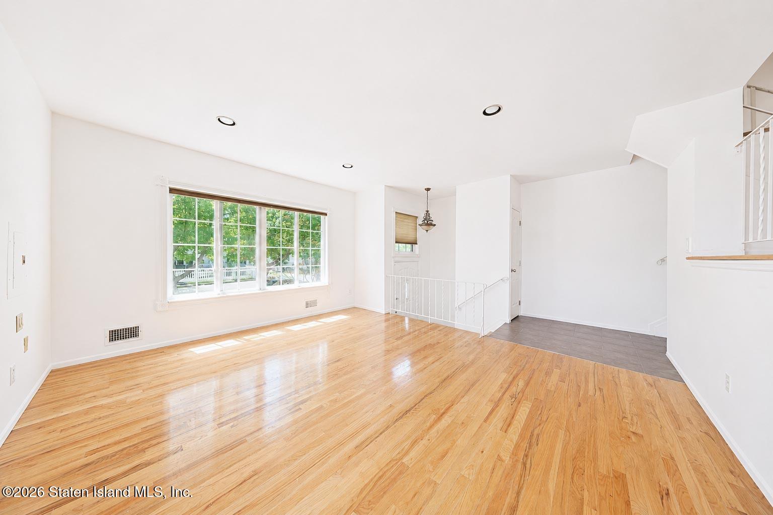 45 Sharrotts Road Staten Island, NY 10309 - Photo 11 of 30 E35FFAFF-CF14-4197-8D87-E2A8E76D227E