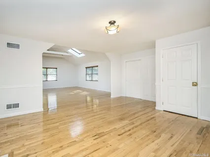 $995,000 | 3 Ale Court, Centerport, NY 11721