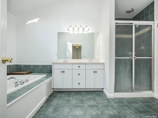 $995,000 | 3 Ale Court, Centerport, NY 11721