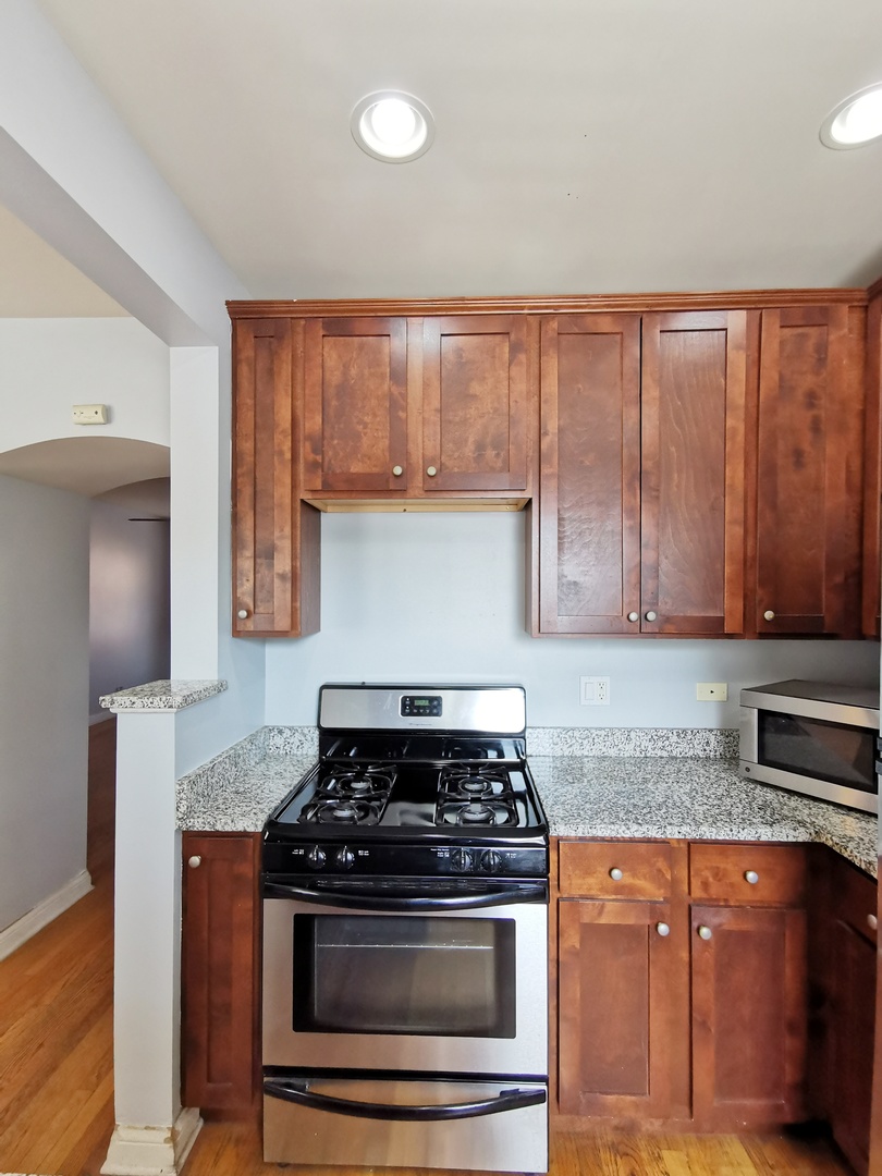 58 Forest Avenue, Unit 2N Riverside, IL 60546 - Photo 11 of 33