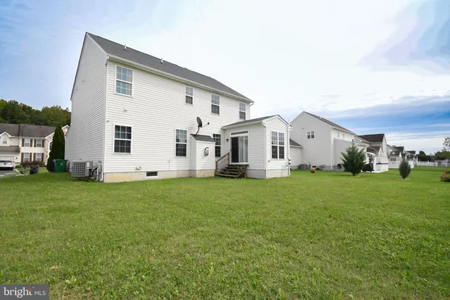 a view of a house with backyard