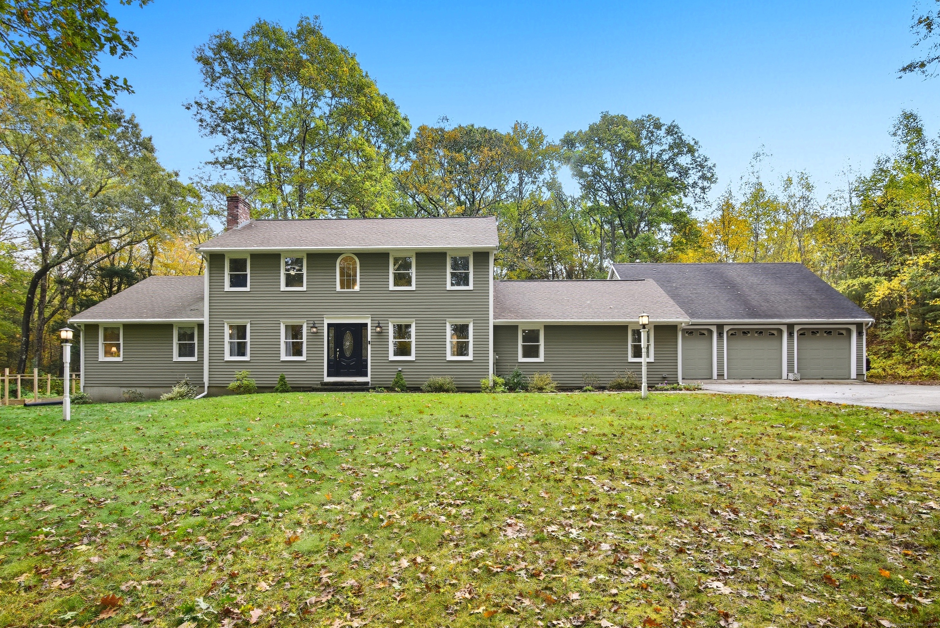 26 Center Road Woodstock, CT 06281 - Photo 33 of 39 front view of a house with a yard