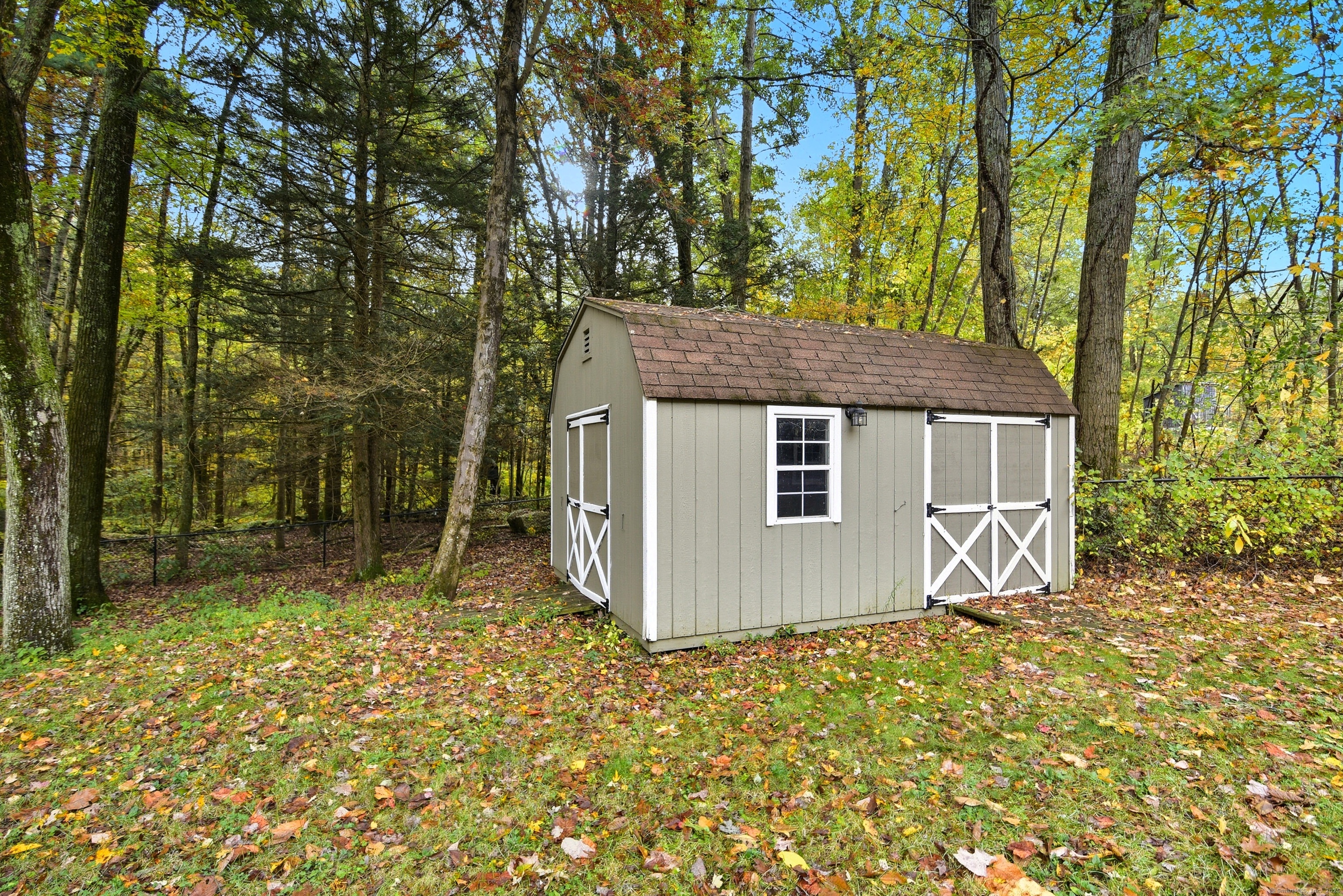 26 Center Road Woodstock, CT 06281 - Photo 34 of 39 front view of a house with a yard