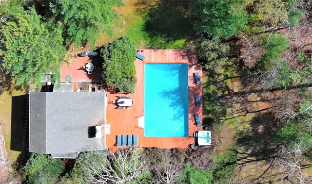 $2,190,000 | 27 Ely Brook Road, East Hampton, NY 11937