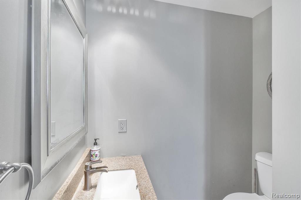 34412 Quaker Valley Road Farmington Hills, MI 48331 - Photo 29 of 57